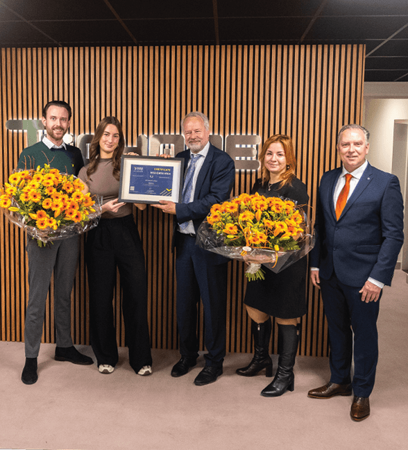 Teamleden werken samen in een inclusieve werkomgeving